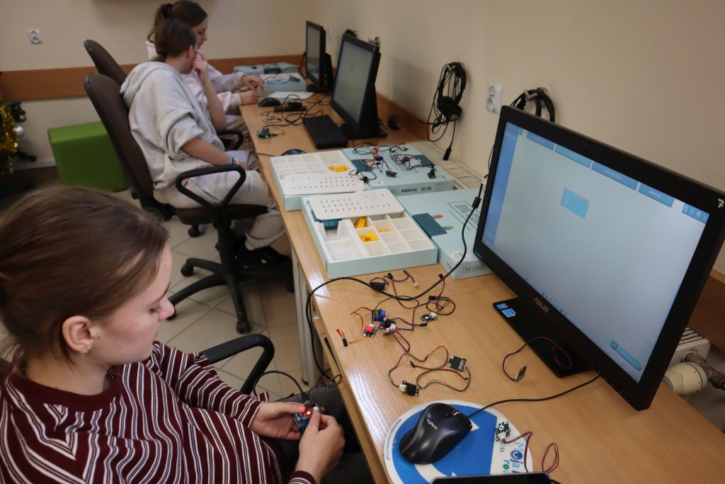 Uczniowie podczas zajęć robotyki