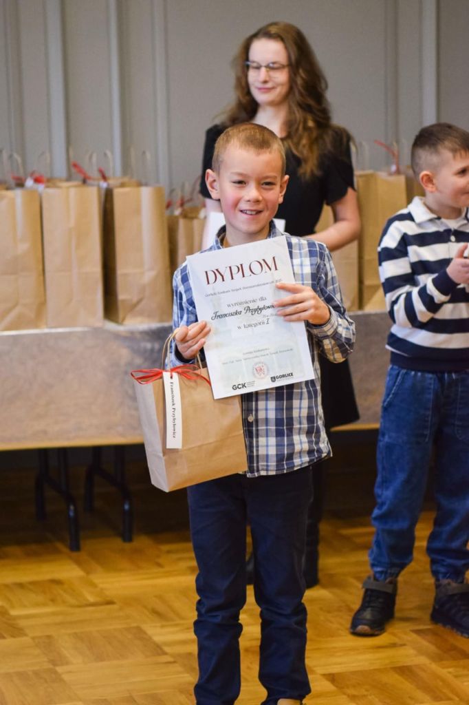 chłopiec z dyplomem i upominkiem