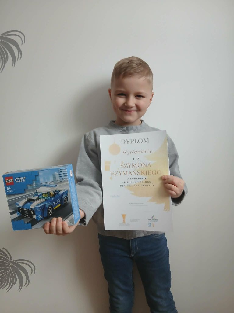 Szymon z dyplomem i nagrodą