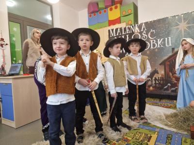 Chłopcy w roli Pastuszków stoją na dywanie