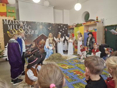 Dzieci recytują swoje wiersze podczas Jasełek