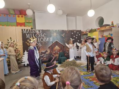 Dzieci recytują swoje wiersze podczas Jasełek