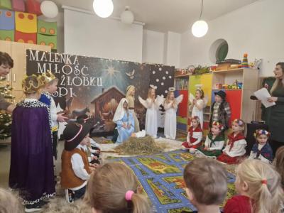 Dzieci stoją i śpiewają kolędy