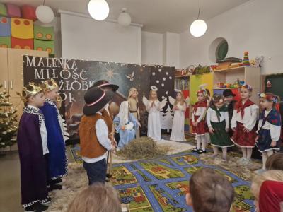 Dzieci stoją na dywanie i recytują wiersze podczas Jasełek.