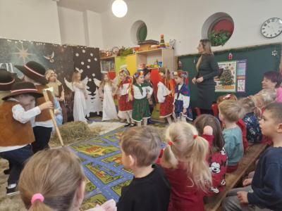 Dzieci tańczą i śpiewają