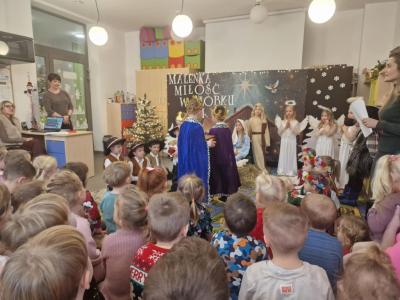 Dzieci występują przed publicznością