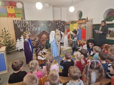 Dzieci występują przed publicznością i odgrywają swoje role.