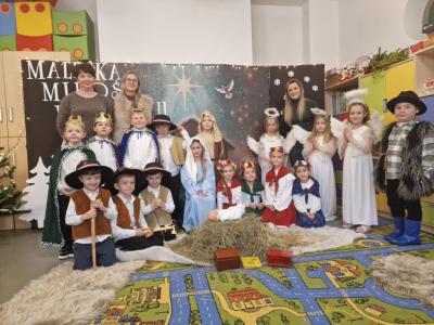 Dzieci z wychowawczyniami pozują do zdjęcia