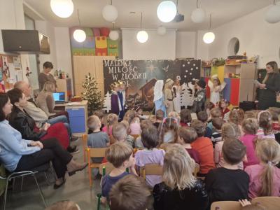 Zaproszeni goście oglądają występ dzieci