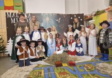 Dzieci z wychowawczyniami pozują do zdjęcia