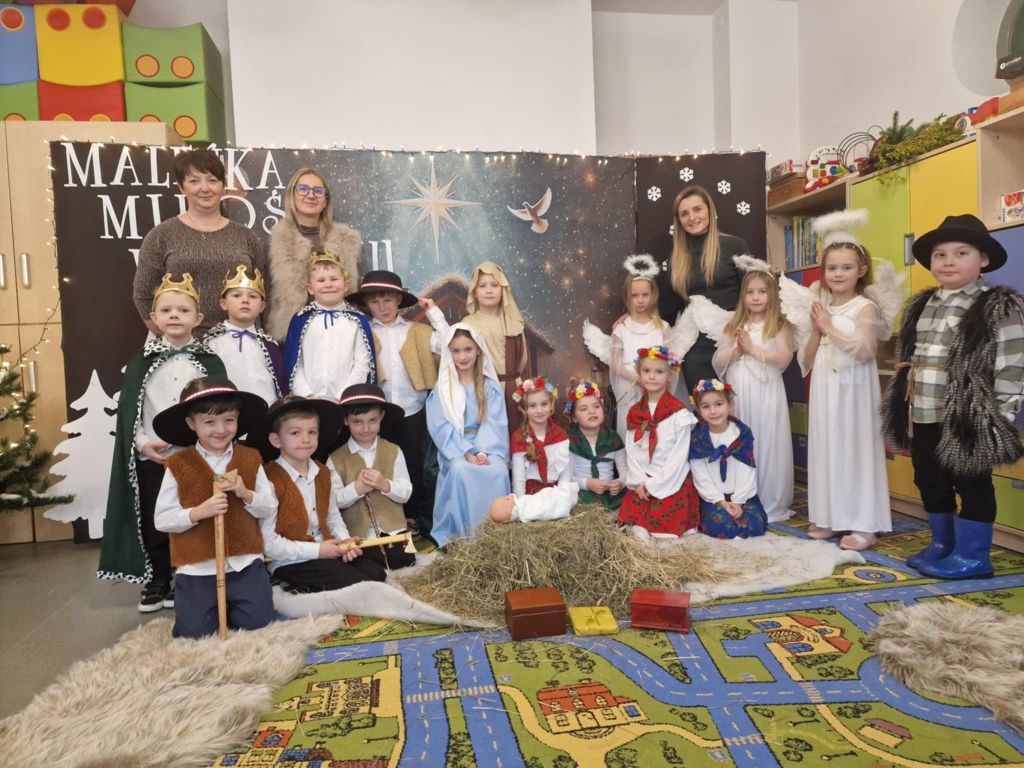 Dzieci z wychowawczyniami pozują do zdjęcia