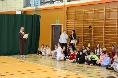 Organizator konkursu przemawia  do publiczności.