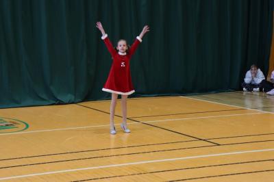 Uczennica tańczy na scenie.