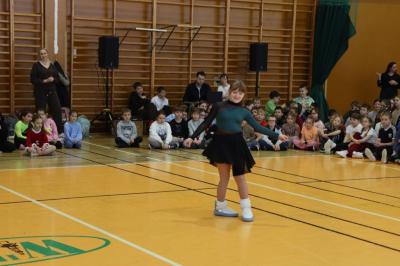 Uczennica tańczy na scenie.