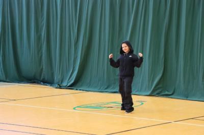 Uczennica tańczy na scenie.