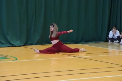 Uczennica tańczy na scenie.