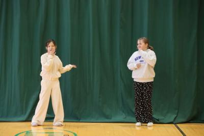 Uczennice tańczą na scenie.