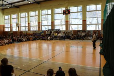 Uczennice tańczą na scenie.