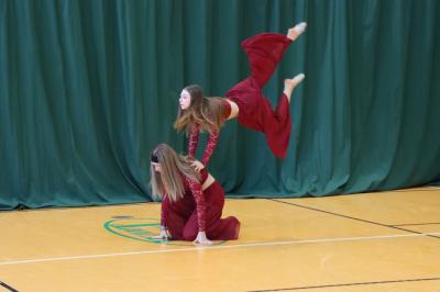 Uczennice tańczą na scenie.