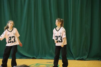 Uczennice tańczą na scenie.