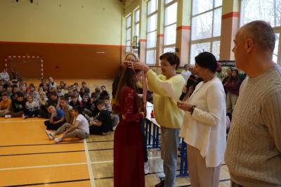 Komisja konkursowa rozdaje medale.