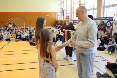 Komisja konkursowa rozdaje medale.