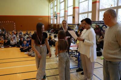 Komisja konkursowa rozdaje medale.