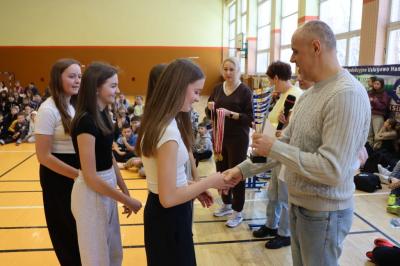 Komisja konkursowa rozdaje medale.