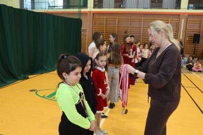 Komisja konkursowa rozdaje medale.