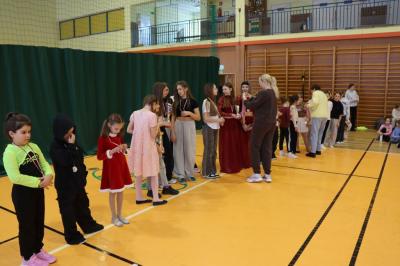 Komisja konkursowa rozdaje medale.