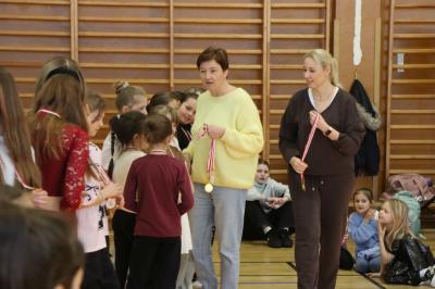 Komisja konkursowa rozdaje medale.