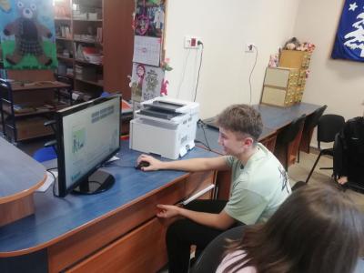 uczeń uzupełnia kartę pracy na komputerze