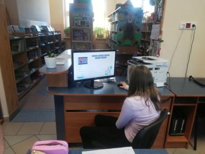 uczennica uzupełnia luki w tekście na komputerze