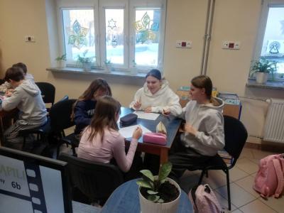 uczennice układaja rozsypankę wyrazową