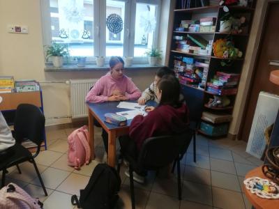 uczennice wypełniają kartę pracy.