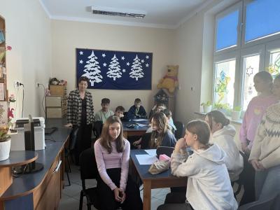 Uczniowie oglądają film o cyberprzemocy