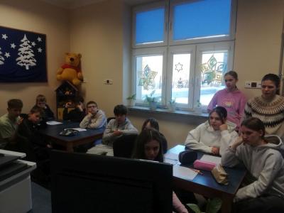 uczniowie oglądają film.