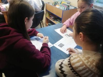 Uczniowie uzupełniają kartę pracy.