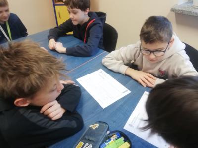 Uczniowie uzupełniają karty pracy