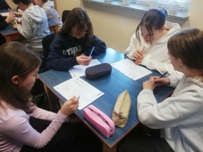 Uczniowie uzupełniają karty pracy