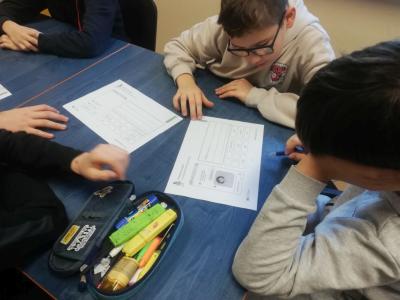 Uczniowie uzupełniaja tekst brakującymi wyrazami