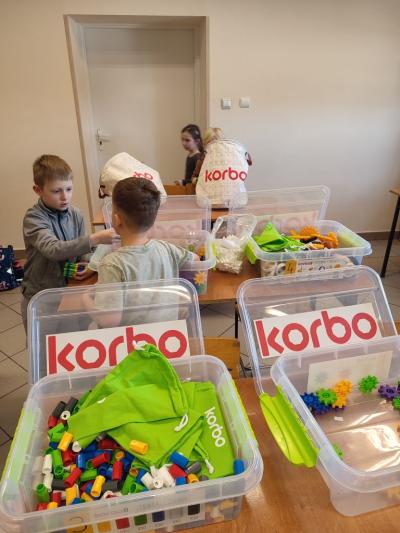 Działania projektowe i modele zbudowane z klocków Korbo