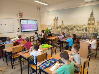 Grupa uczniów w czasie wprowadzenia do liczenia na elementach klocków Korbo