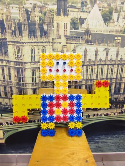 Model robota wykonany z klocków Korbo