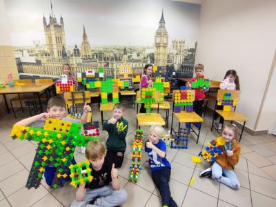 Modele robotów wykonane przez uczniów z klocków Korbo