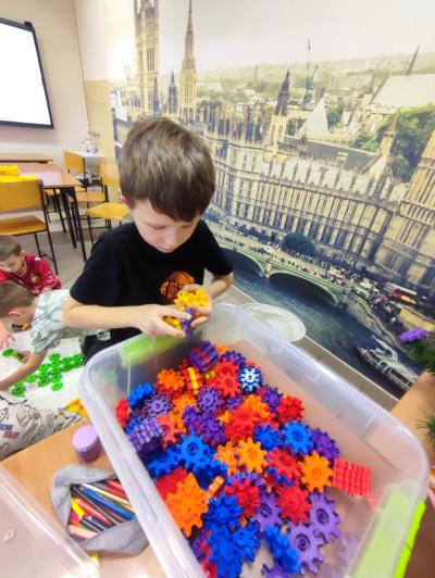 Modele robotów wykonane przez uczniów z klocków Korbo