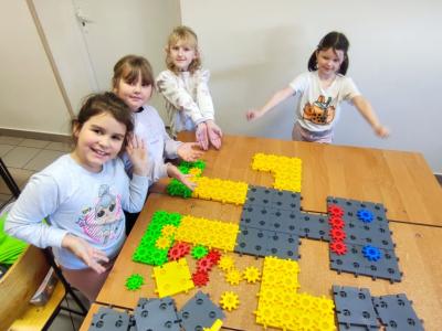 Modele robotów wykonane przez uczniów z klocków Korbo