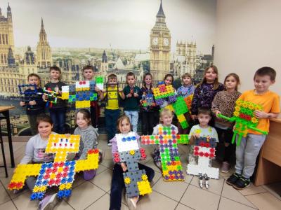 Modele robotów wykonane przez uczniów z klocków Korbo