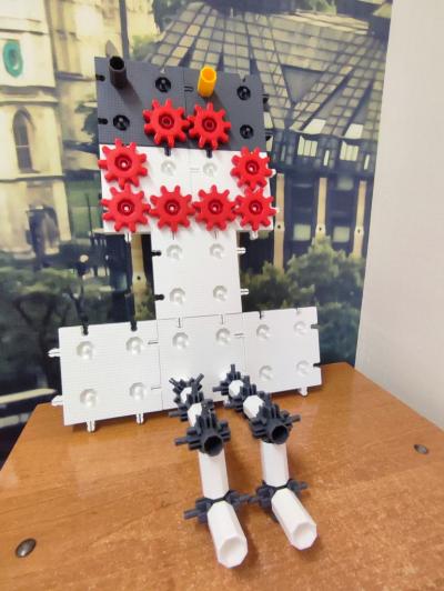 Modele robotów wykonane przez uczniów z klocków Korbo