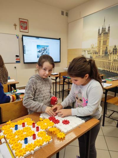 Uczennice budujące model robota Korbusia z klocków Korbo